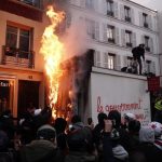 Scontri a Parigi, ritirata la riforma delle pensioni