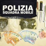 Droga, nasconde hashish e un pugnale in casa, arrestato
