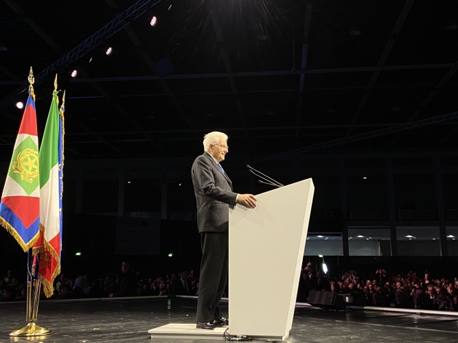 Sergio Mattarella elogia i volontari, “intemerdiari dello Stato” Sergio Mattarella elogia i volontari, “intemerdiari dello Stato”