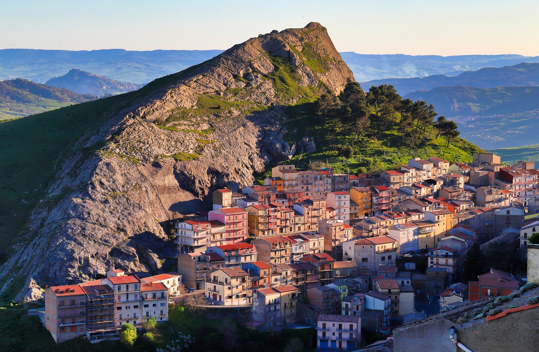 Contributo ai giovani che comprano nel centro di Troina Contributo ai giovani che comprano nel centro di Troina