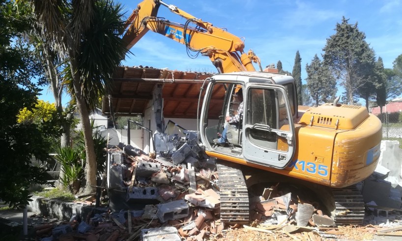 Al via abbattimento di un immobile abusivo a Belpasso (Ct)