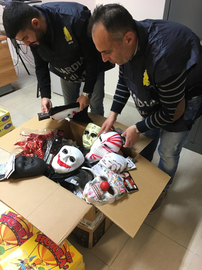 Costumi di Carnevale non sicuri sequestrati dalla GdF nissena