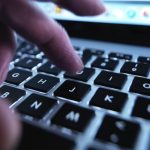 Pedopornografia, arrestato pubblicitario 33enne: 80mila immagini di sesso con minorenni