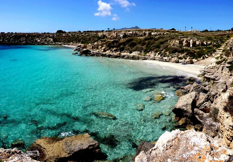 Favignana, crolla passerella del porto, il sindaco protesta