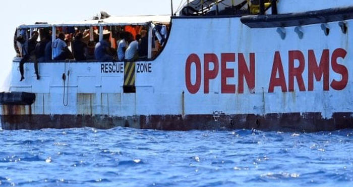 Migranti, nave Open Arms a Messina: sbarcano in 402, c’è anche una vittima