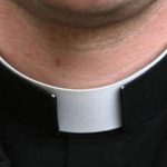 Prete battezza con formula sbagliata, fedeli “rimandati” a nuovo battesimo