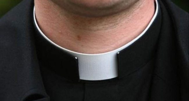 Un parroco tra frequentatori di un b&b a luci rosse: 4 misure cautelari