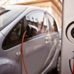 Consumo al km, confronto tra i costi per auto elettriche, ibride, metano e gpl
