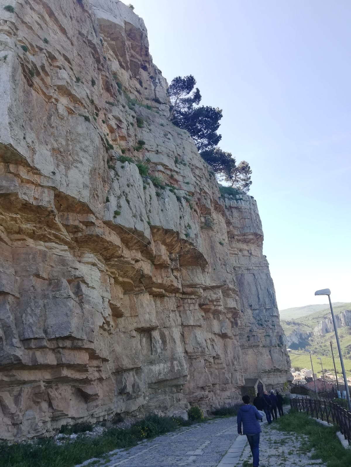 Progetto per mettere al sicuro la rupe su cui si erge il Castello di Terravecchia Progetto per mettere al sicuro la rupe su cui si erge il Castello di Terravecchia
