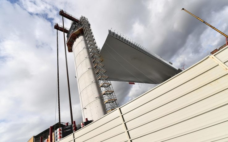 Ponte Morandi di Genova, varato maxi impalcato su torrente Polcevera