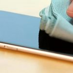 Una soluzione di acqua e alcol etilico per la pulizia del proprio cellulare