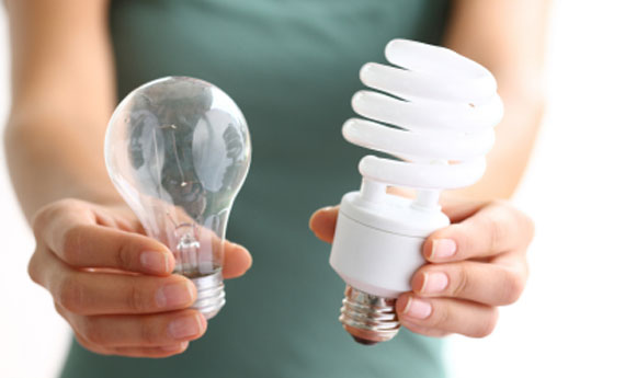 Stiamo a casa, senza svenarci per la luce. Come risparmiare ai tempi del Covid-19