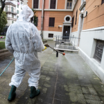 I trattori degli agricoltori per sanificare strade e piazze