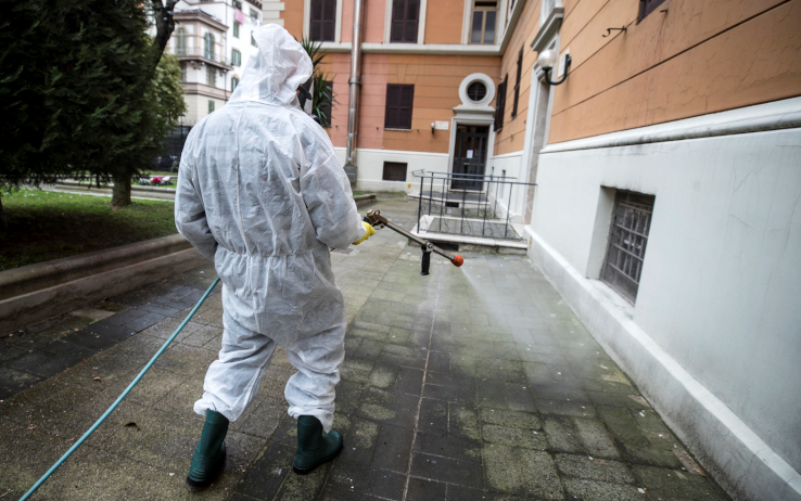 I trattori degli agricoltori per sanificare strade e piazze