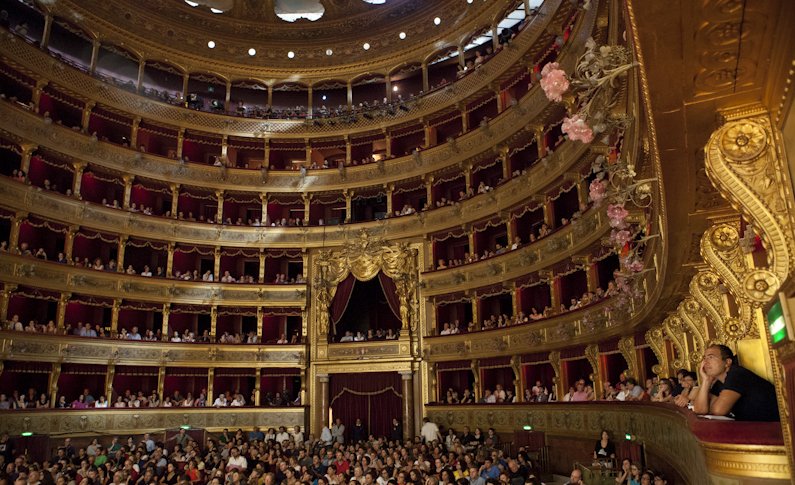 Palermo non volta le spalle al Teatro Massimo