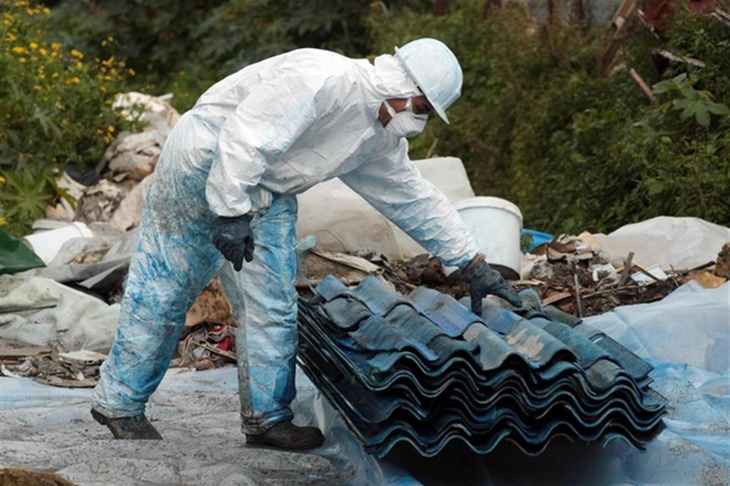 Pensione di inabilità per il lavoratore esposto all’amianto