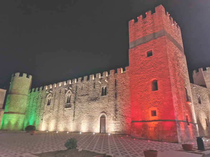 Castello di Alcamo illuminato con i colori del tricolore Castello di Alcamo illuminato con i colori del tricolore