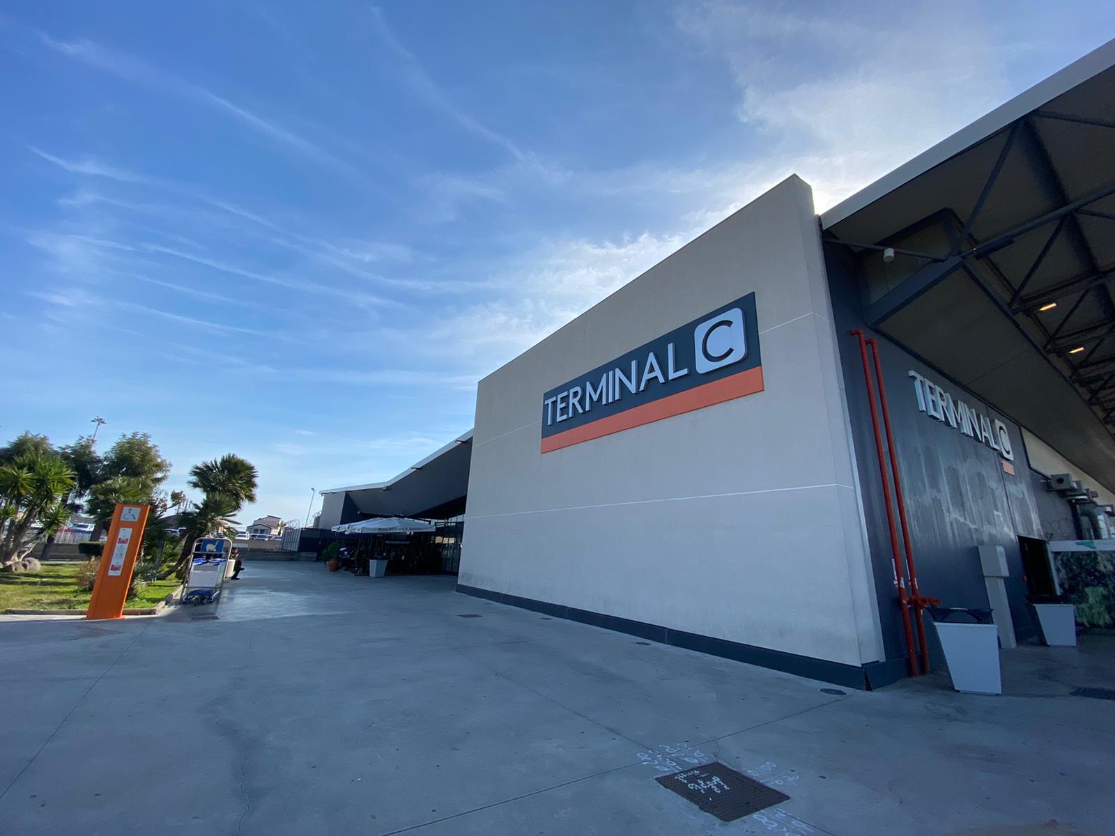 Coronavirus, diminuiscono i voli, chiuso un terminal a Catania