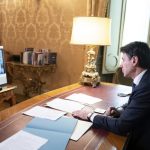 Coronavirus, Bond, l’Ue si prende due settimane