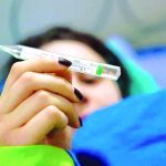 Febbre dopo vaccino AstraZeneca, cosa fare e quando preoccuparsi