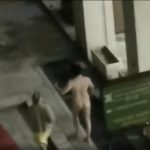 Uomo nudo a spasso per le strade semideserte di Palermo