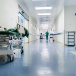 Donna non crede figlio sia positivo e minaccia medici, denunciata