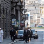 Coronavirus, il Papa esce a piedi per pregare la Madonna