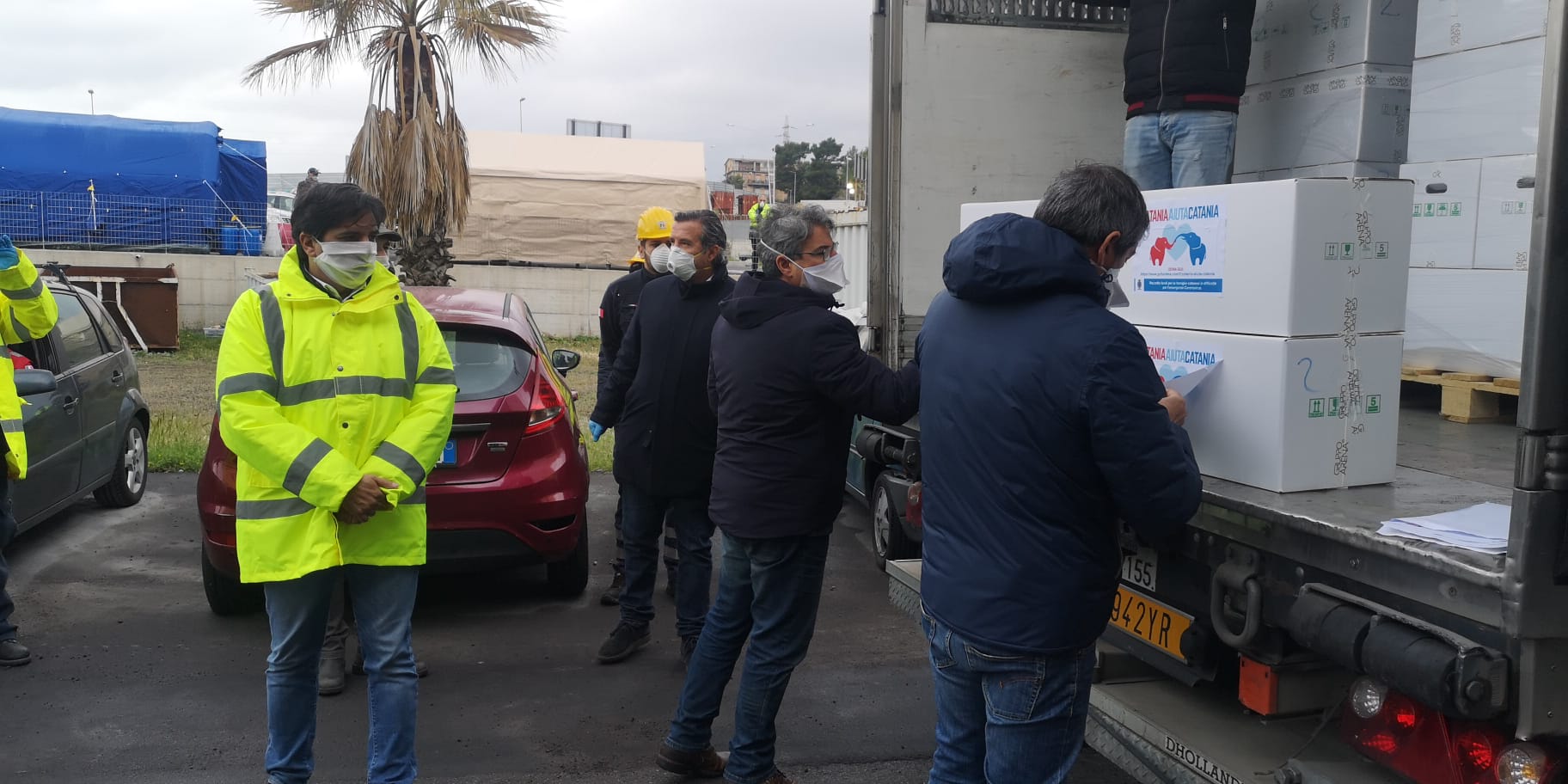 Catania, il sindaco consegna i primi 400 pacchi di spesa alle famiglie bisognose