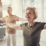 Dai minisquat alla marcia mimata, i consigli degli esperti per l’allenamento in casa degli anziani