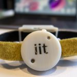 Un braccialetto smart per misurare distanza di sicurezza e temperatura