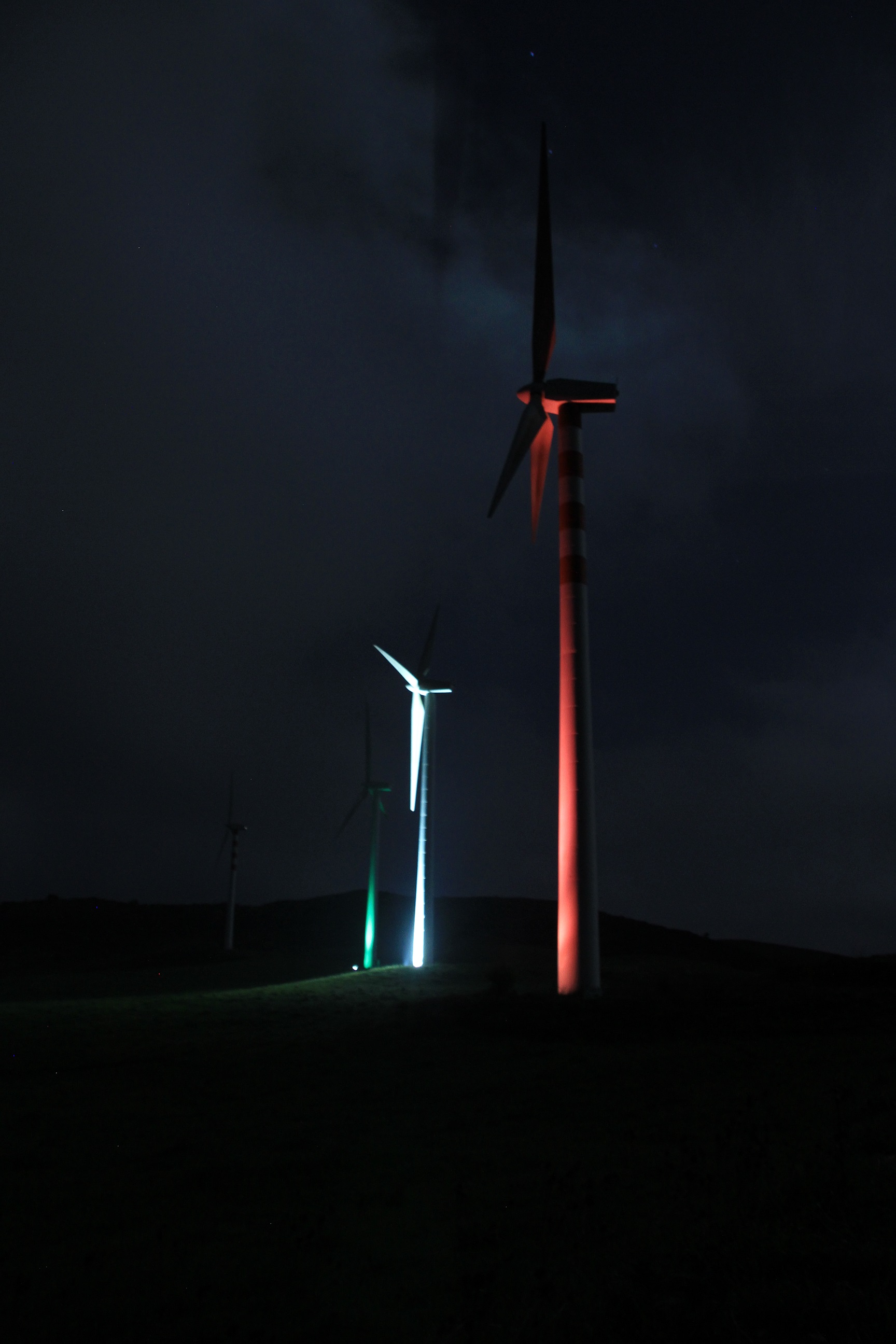 A Caltavuturo (Pa) aerogeneratori illuminati con il tricolore