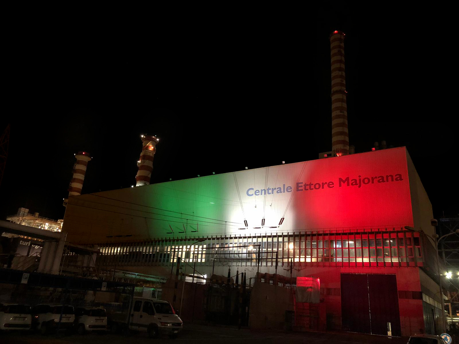 La centrale Enel di Termini Imerese s’illumina con il tricolore La centrale Enel di Termini Imerese s’illumina con il tricolore