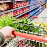 Cassiera fa fare spesa gratis al marito: truffa scoperta da ammanchi del supermercato