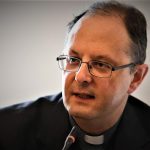 Coronavirus, la Cei tratta su matrimoni e funerali