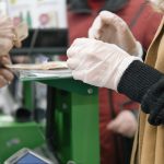 Coronavirus, l’esperto, “no ai guanti obbligatori”