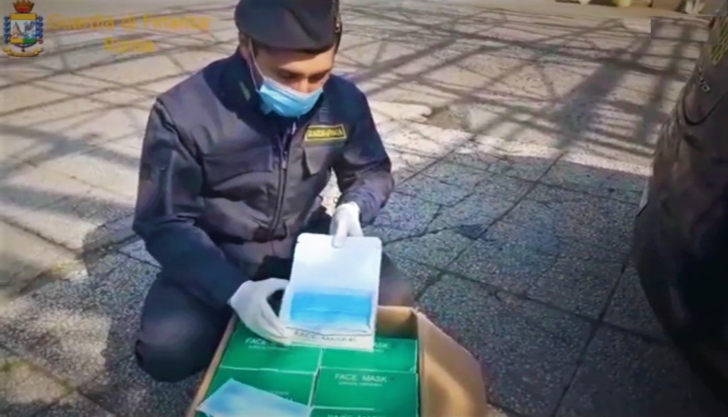 Coronavirus, turbata gara mascherine, un arresto Coronavirus, turbata gara mascherine, un arresto