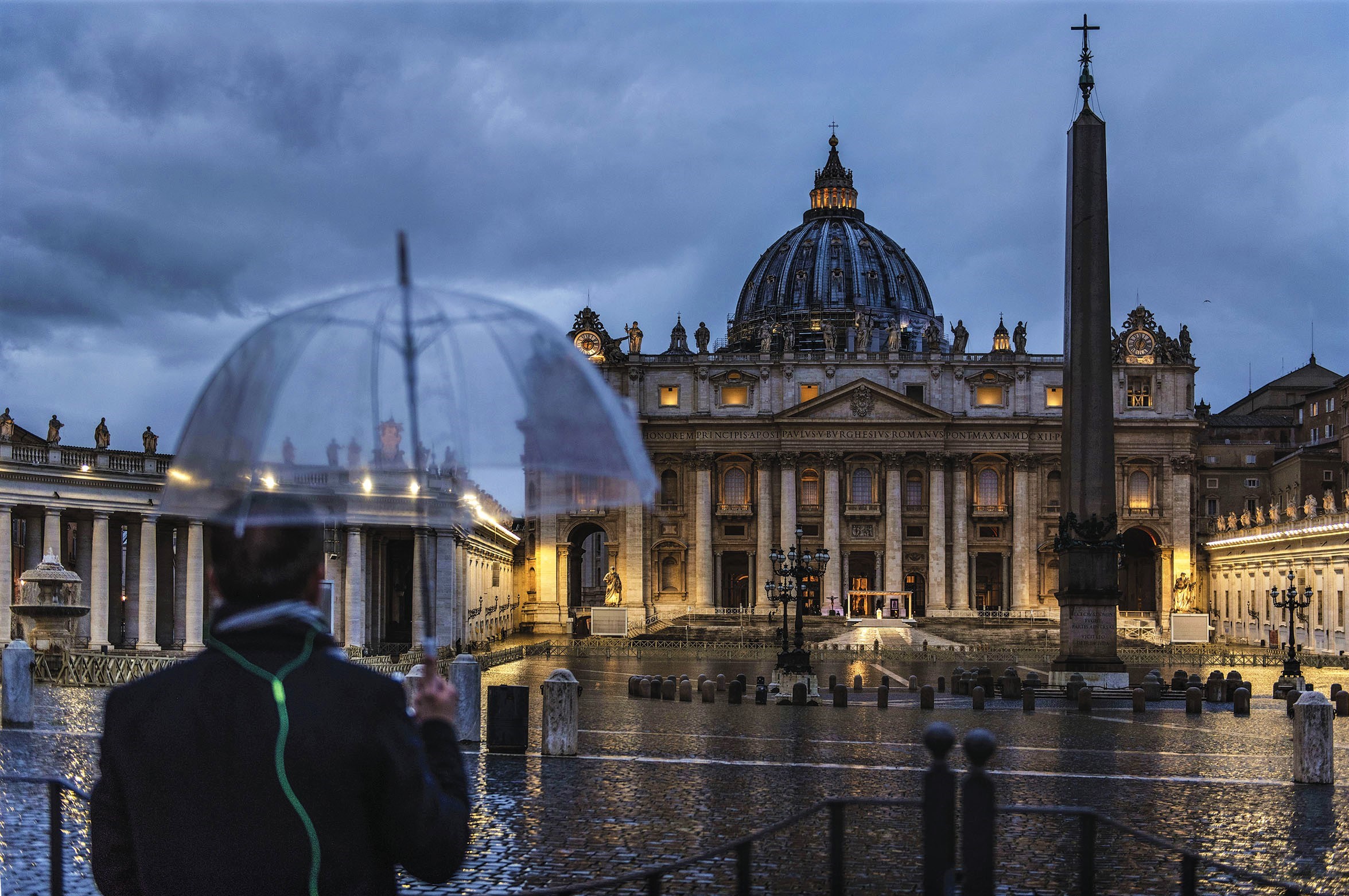 Coronavirus, il silenzio medioevale di Roma si fa libro