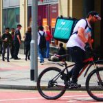 Consegna pizza a caserma carabinieri, ritirata patente a rider: incredibile il motivo