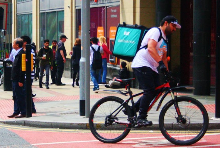 Consegna pizza a caserma carabinieri, ritirata patente a rider: incredibile il motivo Consegna pizza a caserma carabinieri, ritirata patente a rider: incredibile il motivo