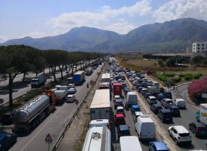 Palermo batte Milano e per TomTom è la città con più traffico in Italia nel 2025, quasi 100 ore di coda all’anno