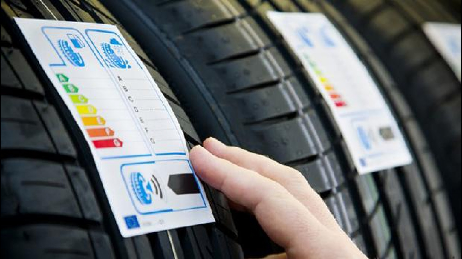 Nuova etichettatura degli pneumatici, informazioni più complete per utenti