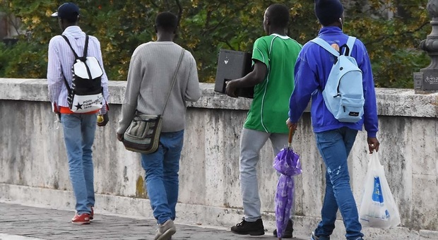 Migranti, Italia  sempre più lontana e per chi ce l’ha fatta è un labirinto