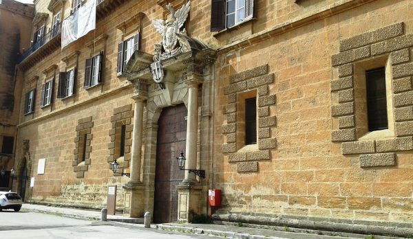 Assemblea regionale siciliana, il Parlamento non sente la crisi. E i costi della politica non si toccano