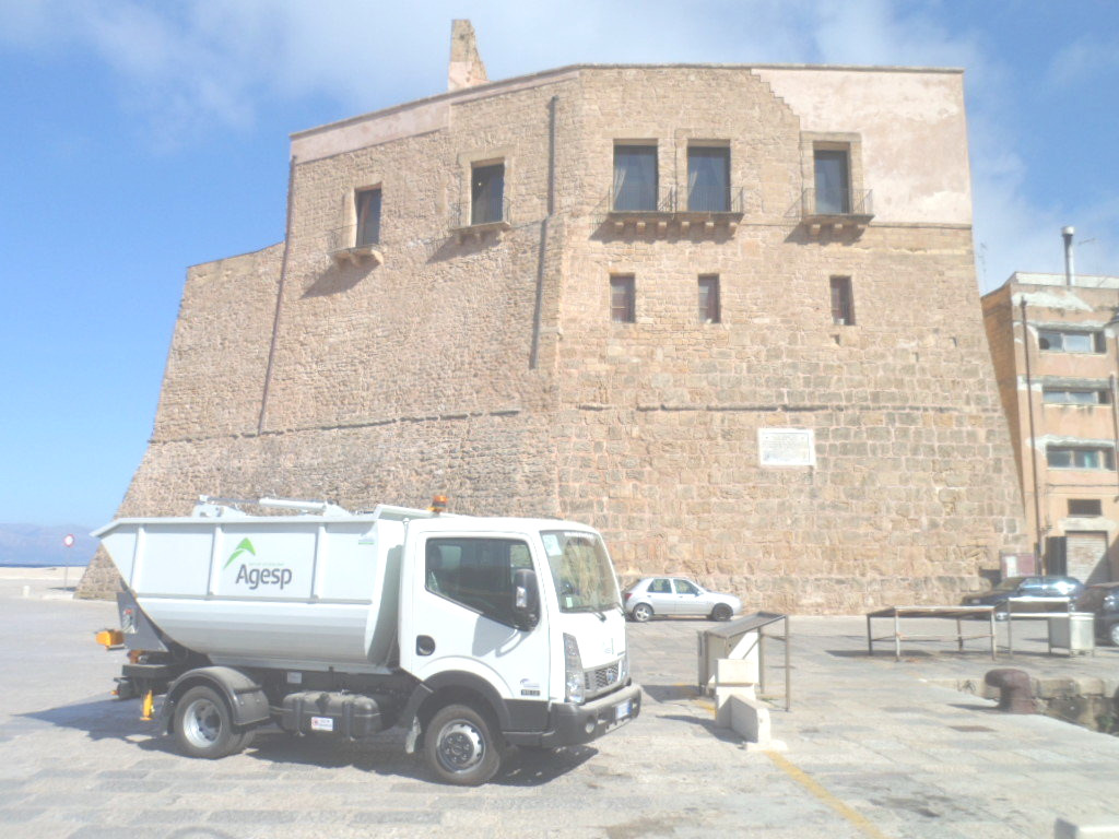 Alcamo, via rifiuti pericolosi e ingombranti