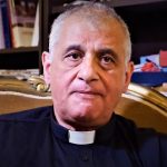 Coronavirus, Villabate, ostia nelle mani, parroco si dimette