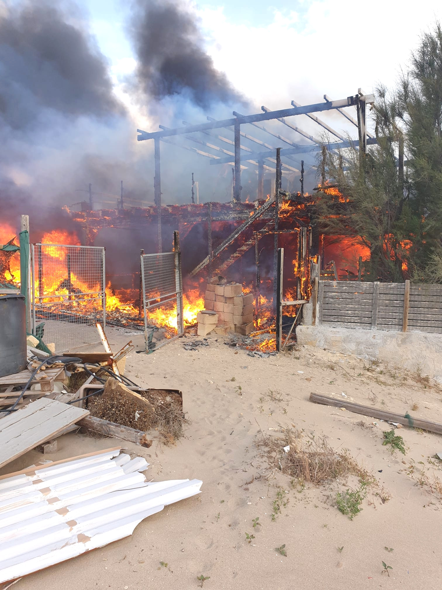Incendio distrugge lido “Zelig” a Marsala