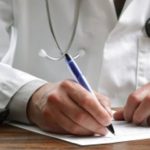 “Ha una grave infezione”, falso ginecologo terrorizza 400 donne