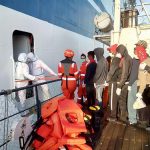 Pozzallo, 400 migranti su peschereccio incagliato, interviene Gurdia Cositera