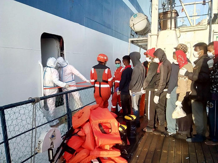 Pozzallo, 400 migranti su peschereccio incagliato, interviene Gurdia Cositera