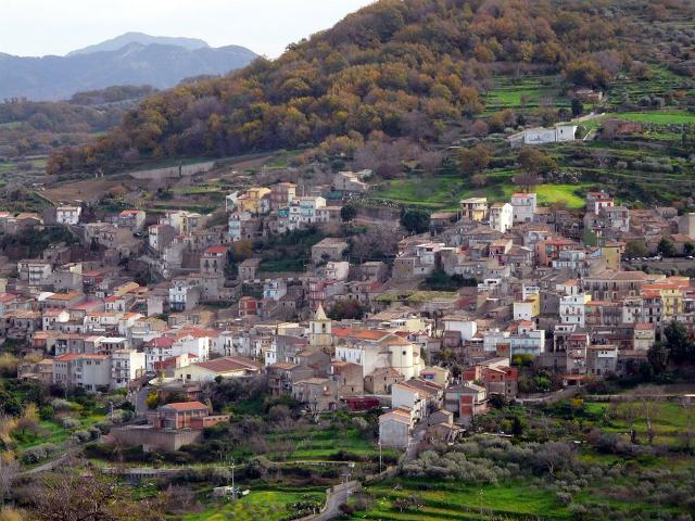 Fuoco alla casa del rivale in amore, le accuse all’ex sindaco di Niscemi vicino a Cosa nostra